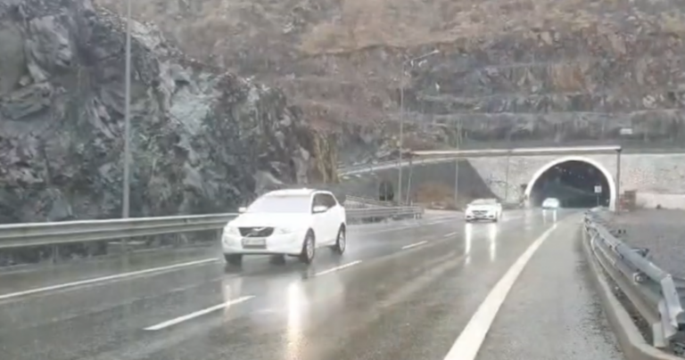 Pas vështirësive për shkak të reshjeve, vijon normalisht qarkullimi në aksin Elbasan-Qafë Thanë
