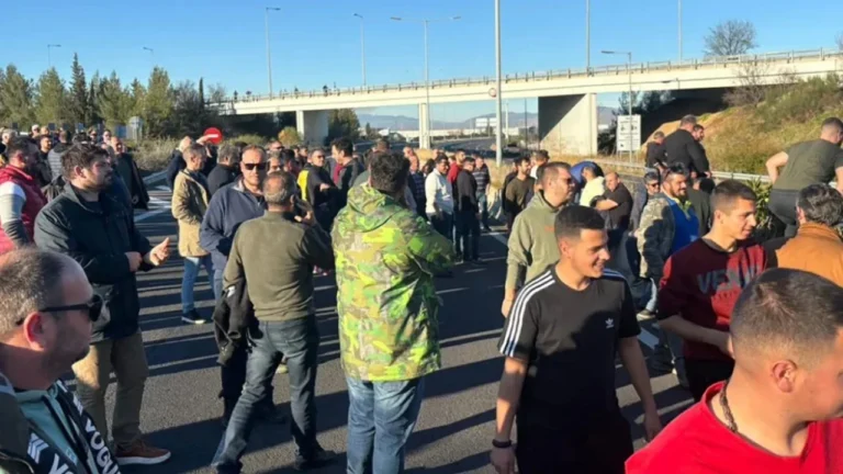 Fermerët grekë përshkallëzojnë protestat, paralajmërohen bllokime rrugësh dhe doganash
