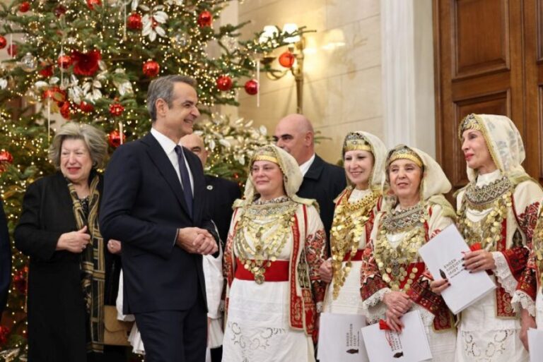 Kryeministri grek pret grupin e këngëtarëve arvanitas, këndojnë shqip!