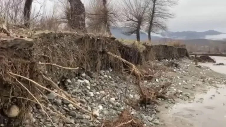 Rrëzohen përsëri shtyllat elektrike në Mirditë prej rrëshqitjes së dherave