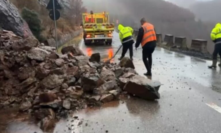 Probleme në rrugën nacionale Burrel-Skuraj nga moti i keq, vështirësohet qarkullimi i mjeteve