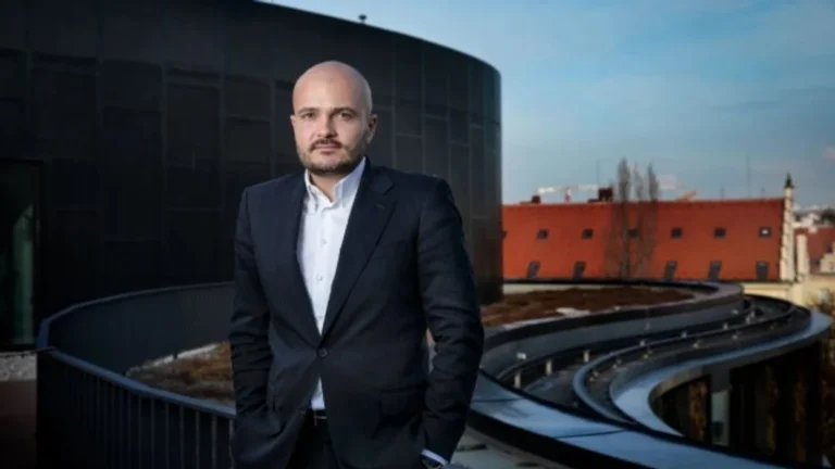 Një furnizues i mjeteve të blinduara dhe municioneve për Ukrainën është bërë personi më i pasur në botë