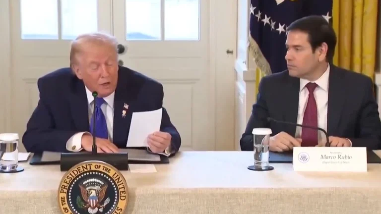 Presidenti Trump papritmas lexon me zë të lartë shënimin konfidencial të Sekretarit amerikan të Shtetit, Rubio