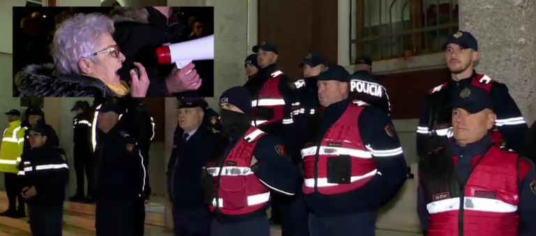 Banorët sërish protestë para Bashkisë në Durrës, përplasje të forta me Policinë