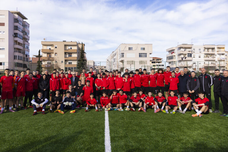 Inagurohet fusha e shkollës “Benardina Qerraxhia” në Durrës/ Duka: Ky projekt i shërben të ardhmes së fëmijëve në futboll