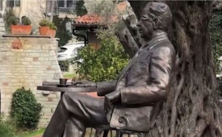 Ismail Kadare përjetësohet në bronz në vendin e tij më të dashur, në Tiranë