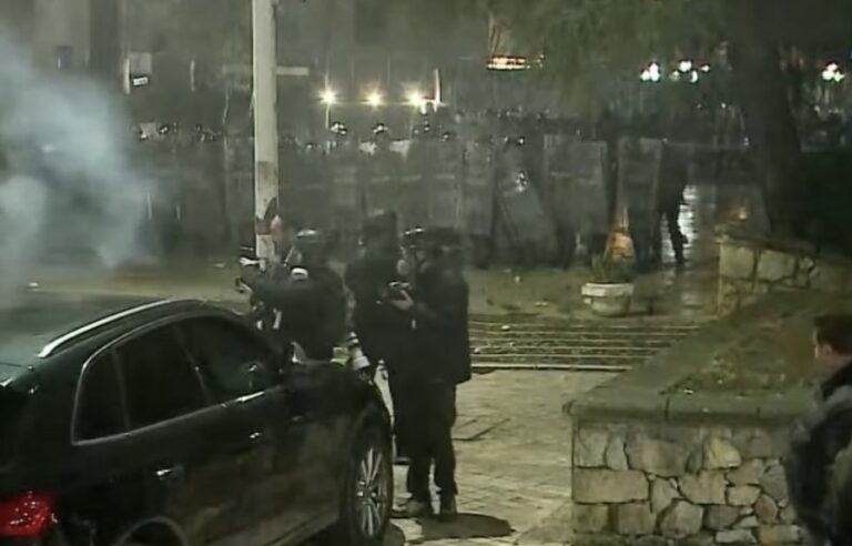 Përplasje të ashpra para Kuvendit, protestuesit hedhin gurë ndaj Policisë