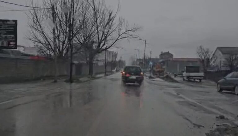 Reshjet e dendura në Kukës. Përmbyten rrugë dhe lagje në qytet, banorët të izoluar