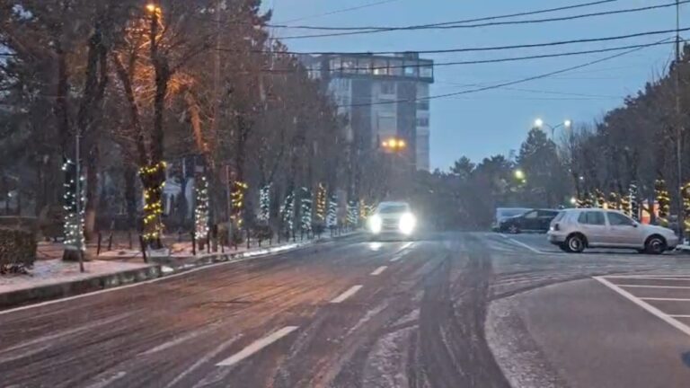 Dëbora bllokon disa zona të Kukësit, pezullohet mësimi në disa shkolla