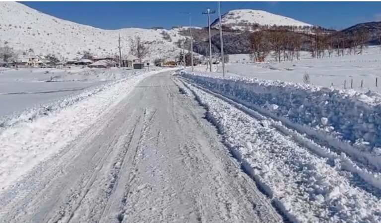 Rihapet aksi Librazhd-Peshkopi, kalimi vetëm me zinxhirë. Temperatura shënon -5°C