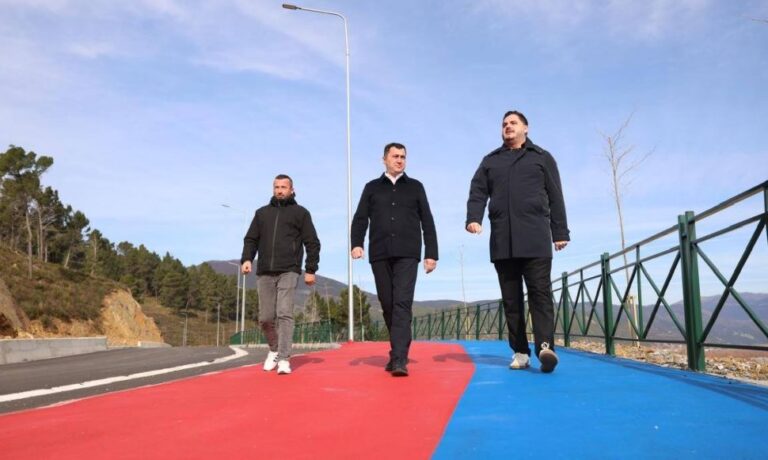 Vijojnë ndërtimi i Auto-Moto Parkut, kryebashkiaku Llatja inspekton punimet nga afër