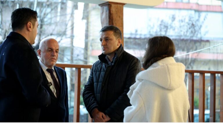 Kryebashkiaku Gledian Llatja inspekton punimet e rikonstruksionit të Xhamisë Mbret