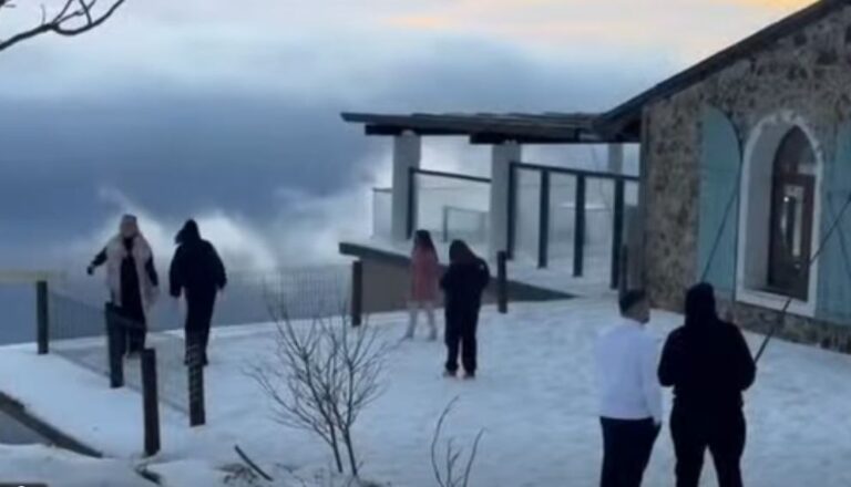 Parku i Llogorasë i mbuluar nga dëbora, rruga e kalueshme me zinxhirë