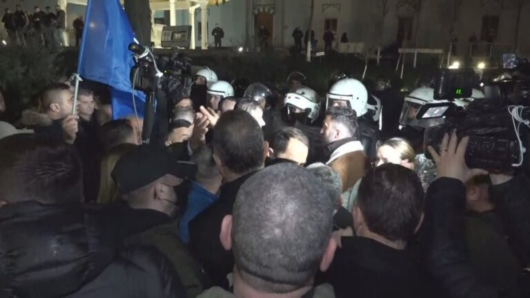 Vijojnë përplasjet edhe para parlamentit, hidhet sërish gaz lotsjellës