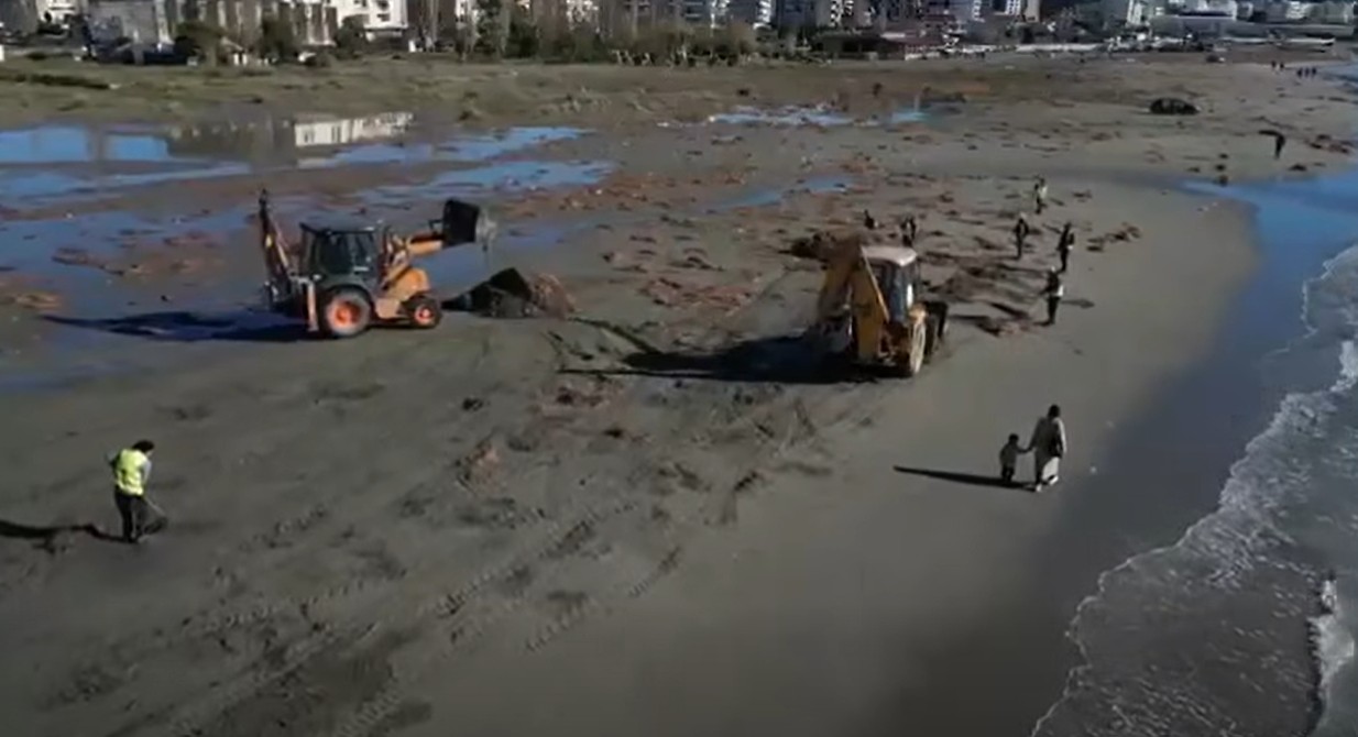 Aksioni për pastrimin e Plazhit të Vjetër në Vlorë  Rama publikon pamjet