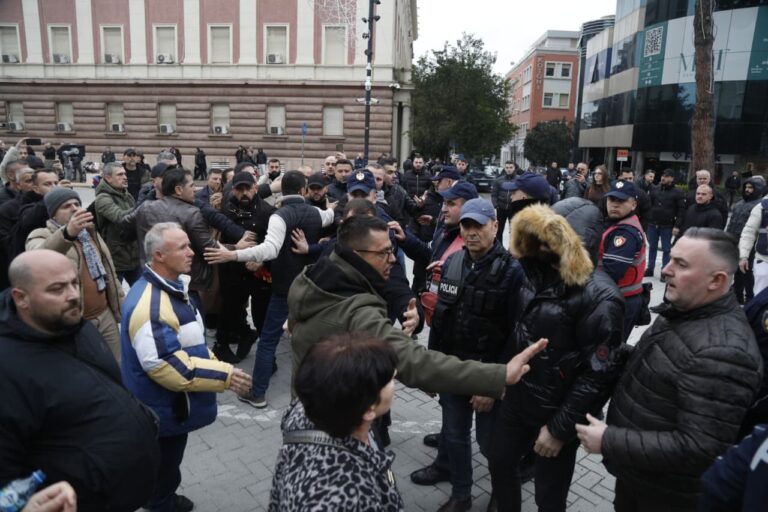 Përplasjet para Kryeministrisë, disa protestues të “Shqipëria Bëhet” në Spitalin e Traumës