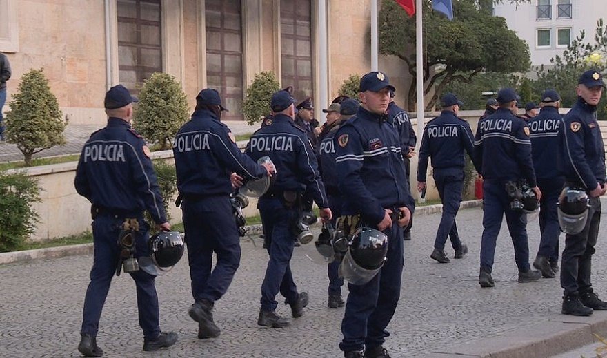 Snajper në tarracë dhe forca të shumta policie  ja cfarë po ndodh pak minuta para protestës së opozitës