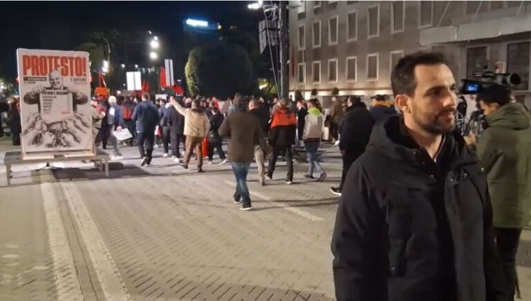FOTO/ Protestë nga ”Shqipëria Bëhet”, qytetarët bashkohen para Kryeministrisë
