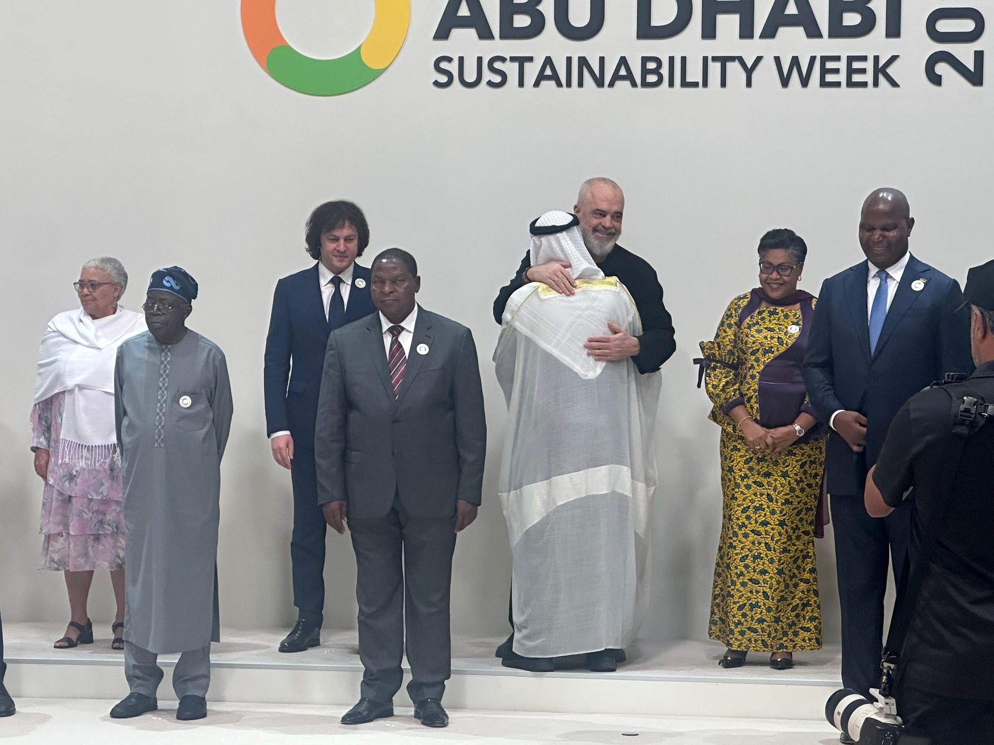 Rama në Abu Dabi  Presidenti Sheikh Mohammed bin Zayed Al Nahyan  mik i madh i Shqipërisë