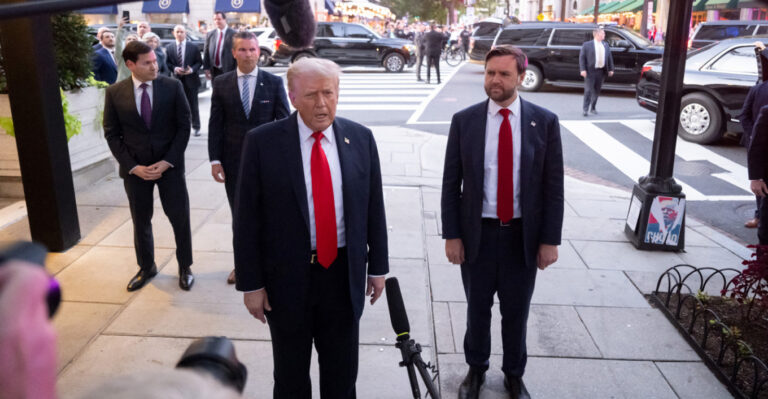 Trump u blen këpucë “luksi” Vance dhe Rubios, por zgjedh madhësinë e gabuar, skenë e pazakontë në Shtëpinë e Bardhë
