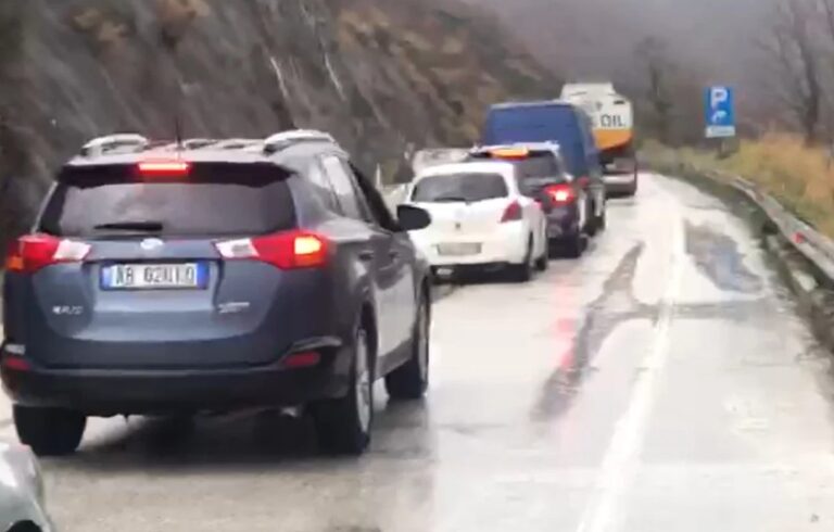 Rrëshqitjet e dherave bllokojnë aksin Gjirokastër–Tepelenë, radhë automjetesh në zonë