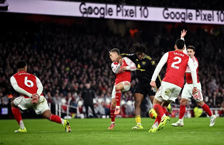 United shkëlqen me Carrick, fitore spektakolare ndaj Arsenalit