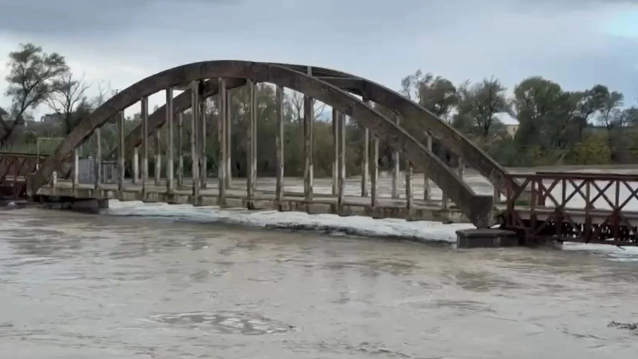 Vjosa del sërish nga shtrati pranë Urës së Mifolit