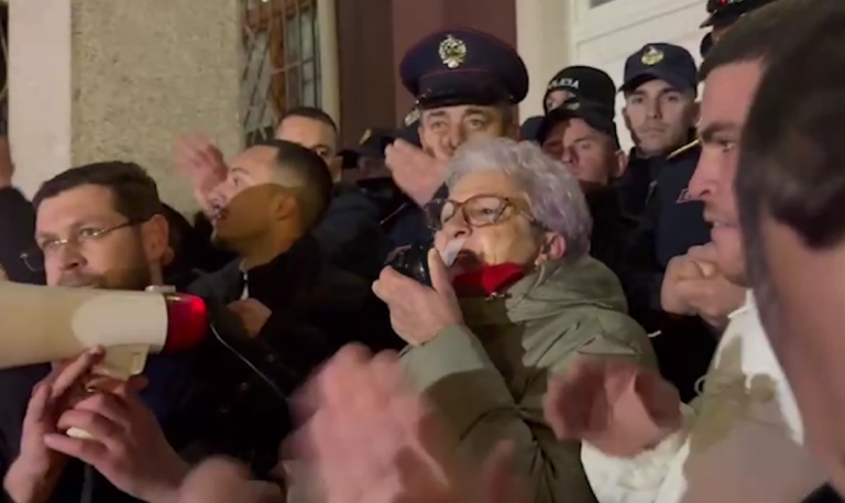 VIDEO/ Vijon protesta e qytetarëve tek Bashkia Durrës, përplasje të forta me policinë
