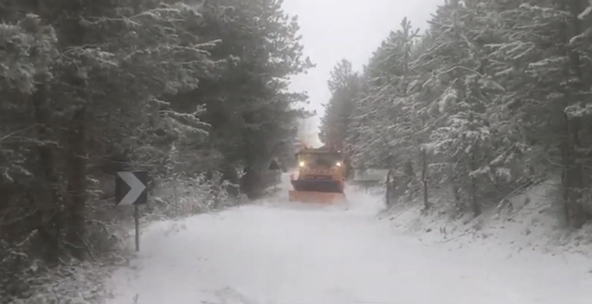 Akset në Qafë Thore  Vermosh dhe Theth përfshihen nga bora  Policia  Përdorni goma dimërore e zinxhirë