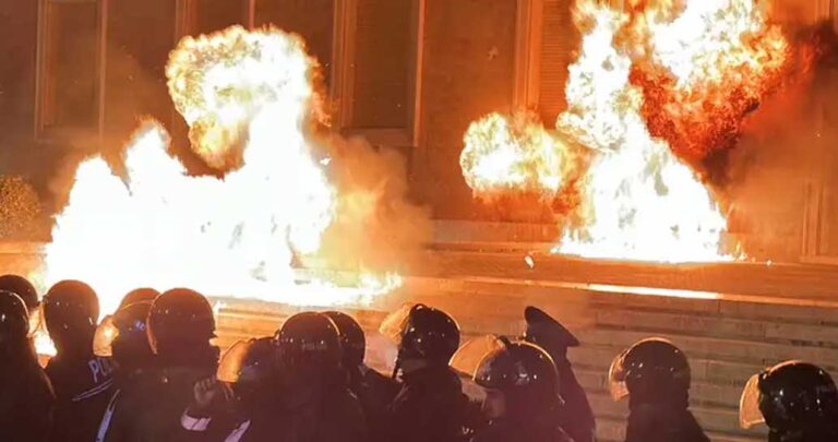 Policia e Shtetit: Hodhën molotov, identifikohen 37 shtetas, janë arrestuar 18 prej tyre, procedohen penalisht 17 dhe shpallen në kërkim 2 të tjerë