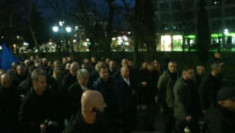 Sali Berisha i bashkohet protestës para Kryeministrisë