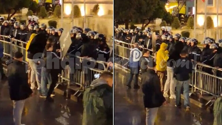 Gjeste në protestën e PD, fëmijët shkundin kangjellat para policëve