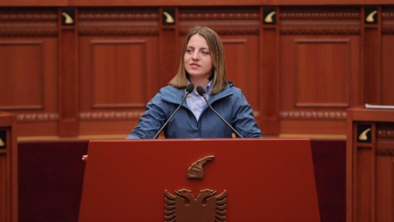 Deputetja e PS i kërkon ”babagjyshit” hekurudhën Shkodër-Gjakovë: Kryeministrat kanë punë, por është jetike për Malësinë tonë