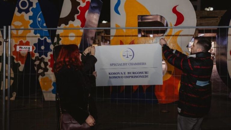 ”Newborn” në Prishtinë rrethohet me kangjella hekuri si burgu i Gjykatës Speciale në Hagë