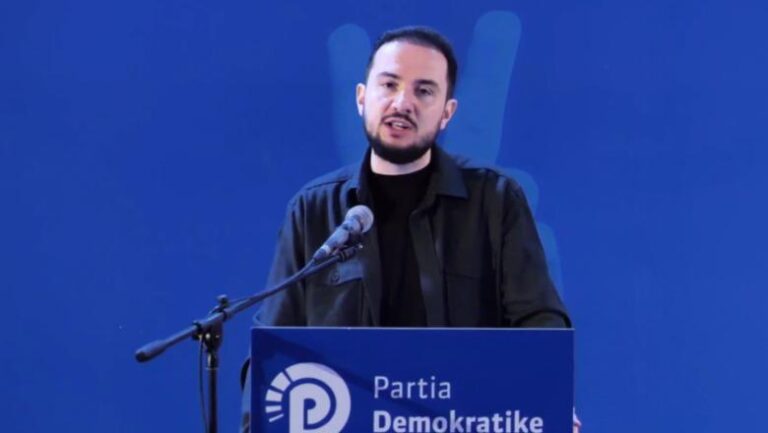 Ervin Salianji në Berat: Berisha të mbajë përgjegjësi për humbjet, t’i hapi rrugë brezit të ri!