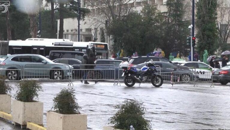 Blindohet Kryeministria/ Shtyllat e kamerave lyhen me graso, vendosen gardhet metalike
