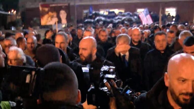 Berisha i bashkohet protestës para Kryeministrisë, qytetarët tregojnë se çfarë kërkojnë