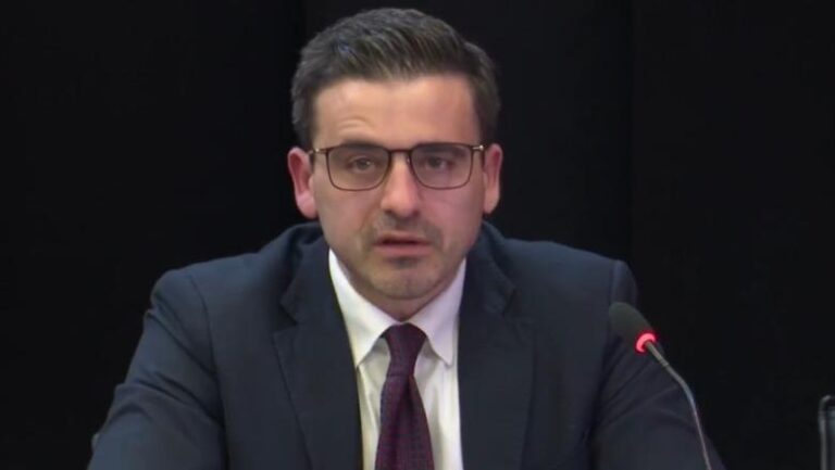 Shembja e rrugës në Librazhd-Prrenjas paralizon tregtinë, drejtori i doganave: Lëvizjet e kamioneve përmes këtyre pikave