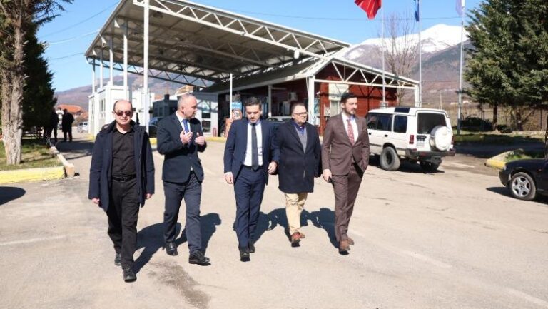 Shembja e aksit Librazhd-Pogradec, drejtori i Doganave inspekton pikën kufitare Bllatë: Ka zbatim të rregullt
