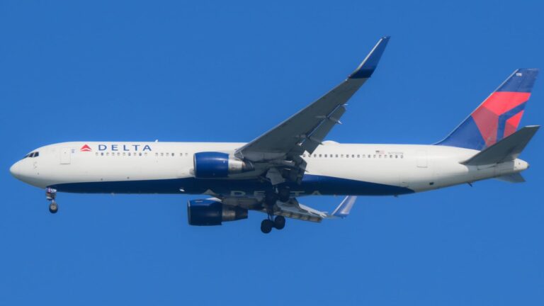 Fluturimi i Delta-s detyrohet të kthehet pas tentativës së pasagjerit për të hyrë në kabinën e pilotit