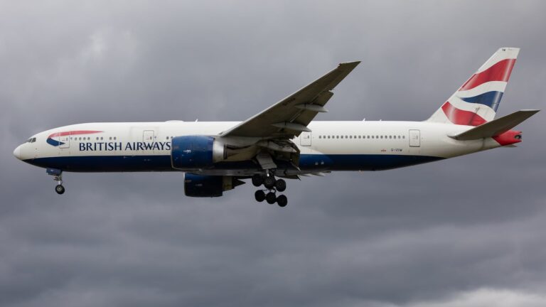 Erë e çuditshme në avion, anëtar i ekuipazhit dërgohet në spital në Gatwick