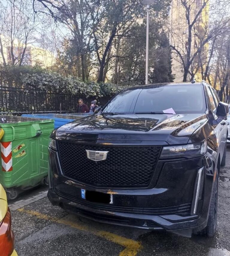 FOTO/ Parkimi dysh vepër penale, Taulant Balla tregon ”trimat” që shkaktojnë aksidente në vend