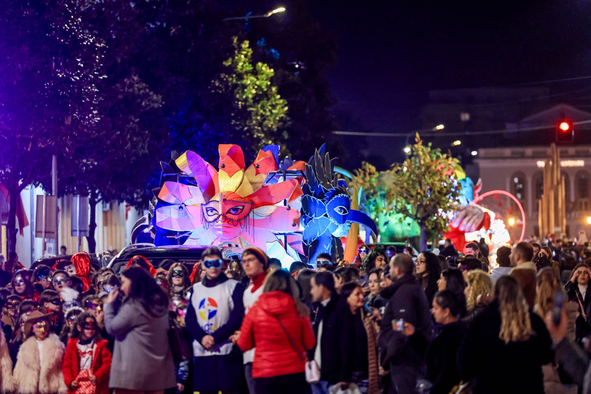 Beci publikon fotoalbumin e Karnavaleve  Shkodra  skena e hapur e festës dhe traditës