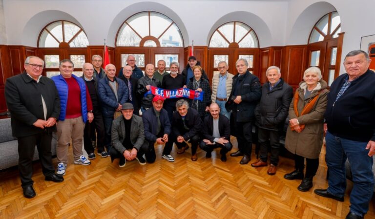 Benet Beci me emblemat e sportit: Nderim për historinë dhe plane të reja për stadiumin “Loro Boriçi”