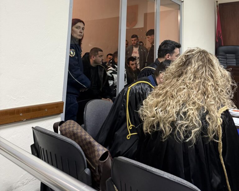 Të rinjtë e arrestuar pas protestës, Boçi nga salla e gjyqit: Rama i vendos ata para alternativës, burg ose largim nga Shqipëria