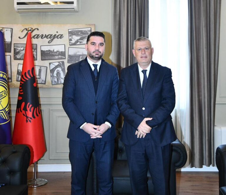 Prefekti i Tiranës, Shkëlqim Hajdari zhvillon vizitën e parë zyrtare në Kavajë te bashkia që drejtohet nga demokrati Fisnik Qosja