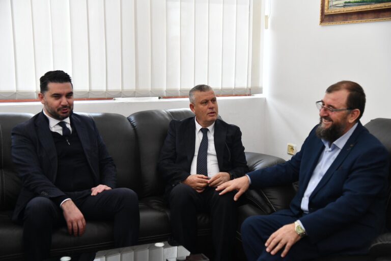 Prefekti Shkëlqim Hajdari nderon figurën e Hafiz Ali Korçës gjatë vizitës në Kavajë