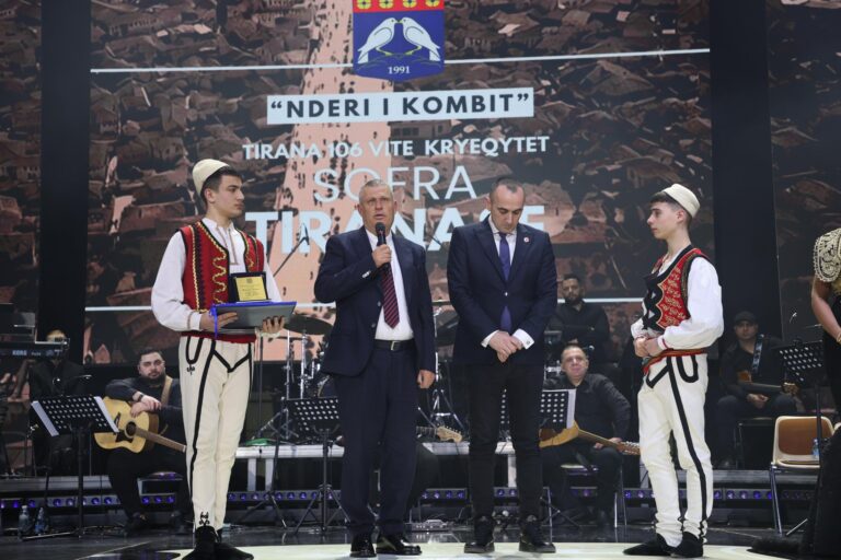 Prefekti Shkëlqim Hajdari ndan fotot, ”Sofra e Tiranës” ndez zemrën e kryeqytetit në 106-vjetorin historik