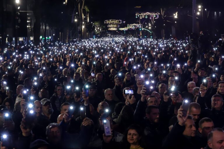 Meta për protestuesit: As plumbat e gomës s’e ndalin dot uraganin e lirisë. Mirënjohje për guximin dhe qëndresën