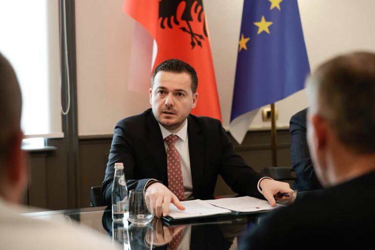 Ministri Salla prezanton planin e masave për minimizimin e dëmeve nga reshjet, ndërhyrje në infrastrukturën kulluese